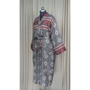 Robe-cardigan en mélange de laine de yak pour femme, imprimé losanges, confortable et chaude, vêtement d'intérieur d'hiver avec poches, manteau de maison gris - Tissu tissé ODM - Product Image 6