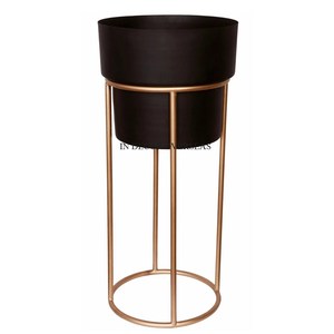 Jardinière en métal résistant enduit de poudre de couleur noire avec support de designer plaqué or d'Inde Taille et logo personnalisés disponibles - Product Image 1