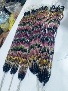 Perles ovales en pierre naturelle multi-tourmaline de haute qualité 8 mm, multicolores, certifiées par un tiers, pour la fabrication de bijoux en gros - Product Image 5