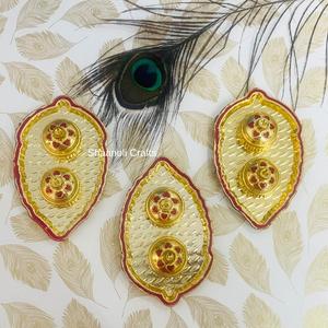 Artisanat Petite Assiette de Kumkum Chawal pour Puja, Indien Puja Thali Religieux Faveurs de Mariage Laiton Plaqué Or Design Thali - Product Image 6