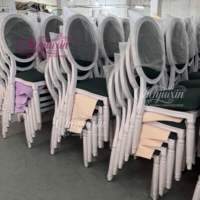 Chaise de salle à manger de style français moderne, cadre blanc, dossier capitonné en cuir vert foncé, chaise d'appoint pour événement de mariage