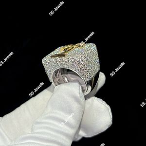 Bague Champion Hip Hop Personnalisée pour Homme en Argent Fin 925 avec Moissanite VVS Sertie à Griffes, Design Unique Effet Glacé, Cadeau de Fête - Product Image 5