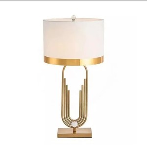 Lámpara de noche de escritorio para decoración de Hotel de lujo, diseño de corte láser de acero inoxidable, lámparas de mesa de Metal dorado con pantalla blanca - Product Image 1