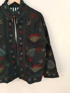 Chaqueta Negra Bordada a Mano con Diseño Suzani en TNT, Chaqueta de Algodón con Diseño Suzani en TNT, Abrigo de Invierno para Mujer, Chaqueta de Tela TNT con Diseño Suzani - Product Image 4