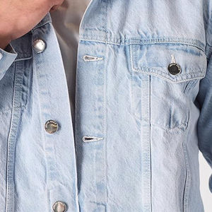 Chaqueta Vaquera Azul Claro con Lavado Ácido para Hombre, Estilo Retro Casual Urbano, Chaqueta de Mezclilla con Frente Abierto y Transpirable, Fabricación OEM en Pakistán, Venta al por Mayor - Product Image 3