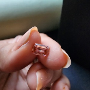 Diamante Cultivado en Laboratorio CVD de 1.00ct, Certificado IGI, Corte Esmeralda Rosa Intenso Vívido, para Cada Ocasión - Product Image 3