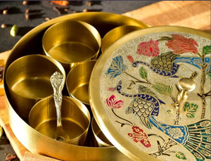 Boîte à épices en laiton de qualité supérieure avec couvercle et 7 récipients, un must have pour une cuisine moderne organisée et élégante - Product Image 6