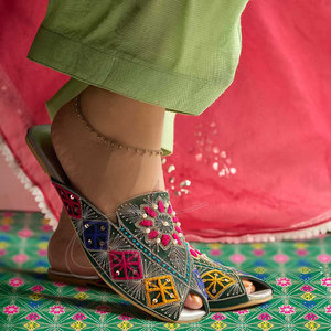 รองเท้าคุสซ่าสีเขียวขวดเข้ม แต่งลายปักหลากสี ดีไซน์ทันสมัย ทันเทรนด์ พื้นผิวผ้าซาตินกันลื่น หนังแท้ - Product Image 6