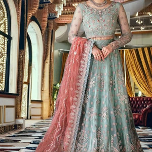 Robe de soirée en mousseline de soie fantaisie de style pakistanais traditionnel pour femmes, design Salwar Kameez pour les occasions spéciales - Product Image 1