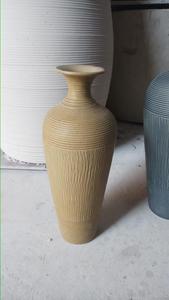 Florero de cerámica hecho a mano indio de diseño moderno para decoración de hogar y oficina Florero de piso elegante para uso en hoteles al por mayor - Product Image 2