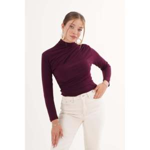 เสื้อคอสูงสีพลัม แต่งระบายที่ไหล่และเอว ผ้าถักลำลอง ขายส่ง - Product Image 5