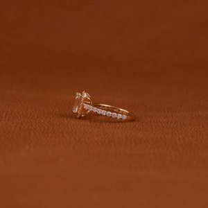 Lujoso anillo de compromiso con ajuste de halo de diamante cultivado en laboratorio de corte esmeralda, anillo de regalo de estilo moderno chapado en oro de 18KT para mujer - Product Image 2