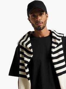 Camiseta Corta Cuadrada, 185 GSM, 100% Algodón, Suave, Cómoda, Transpirable, Ropa Casual Moderna, Proveedor de Fábrica de Marca Privada OEM - Product Image 4