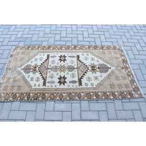 Alfombra Turca Vintage de 3.2x6 pies, Alfombra con Bordes Marrones - Product Image 3
