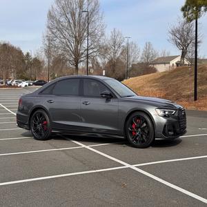 Audi S8 4.0T Quattro 2025, Color Gris Daytona con Efecto Perla en el Exterior, Interior Rojo Merlot, Automático, Gasolina, Sedán - Product Image 3