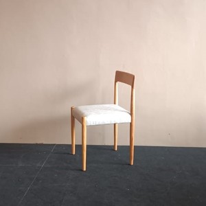 Sillas de comedor de madera ADELIA de estilo moderno con cojín suave para muebles de comedor en el hogar y exteriores por Rachel Natalie - Product Image 1