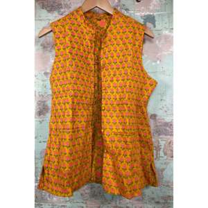 Chaleco de punto vintage rosa cúrcuma con estampado Mughal hecho a mano y botones para primavera, invierno y otoño - Product Image 1