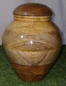 Urnes funéraires en bois de manguier fabriquées à la main Urnes funéraires en bois souvenir pour adultes avec couvercle pour cendres d'animaux et humaines (6 "L x 6" W x 8 "H) - Product Image 3