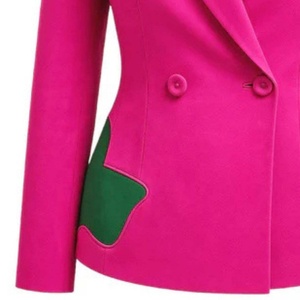 AKA Veste cintrée rose pour homme à simple boutonnage avec détail de poche vert, formelle, pour le bureau, tenue grecque de sororité, infroissable - Product Image 4