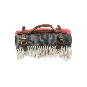 Manta de lana de espiga a rayas en producto de técnica tejida roja y azul - Product Image 3