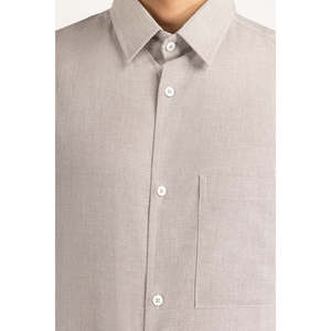 Chemises décontractées pour hommes 100 % coton, fermeture à double boutonnage, tissu popeline et satin, teinture unie MN-CS-SS25-185 ODM Coupe classique - Product Image 1