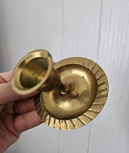 Porte-bougie en laiton de qualité supérieure avec des motifs vintage uniques et une fabrication de haute qualité pour les spécialistes de la décoration intérieure - Product Image 5