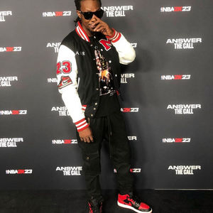 Chaqueta Universitaria de Invierno de Piel de Oveja Transpirable de Felpa Blanca con Parches Negros y Logotipo Bordado Personalizado OEM - Product Image 5