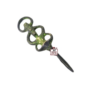 Ouvre-bouteille en laiton Accessoires de bar uniques OUVRE-BOUTEILLE EN LAITON MONTÉ AU MUR "Femme" 175mm - Product Image 3