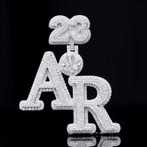 Colgante de Plata de Ley 925 Bañado en Rodio con Letra Personalizada Iced Out, Diseño Redondo, para Uso Unisex - Product Image 1