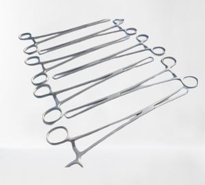 Pinzas Quirúrgicas Curvas de Acero Inoxidable Duplay de 26 cm, Agarre Manual, Alta Capacidad de Sujeción de Esponjas, para Cirugía General Clase I - Product Image 4