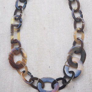 Collier de luxe en corne de buffle fait à la main, bijoux naturels et durables pour femmes, haute qualité - Product Image 1