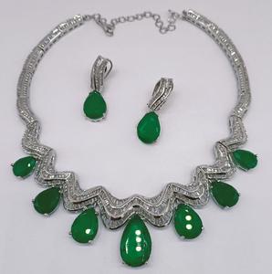 Collier de créateur de haute qualité avec double pierre et finition argentée serti de boucles d'oreilles pour la collection de vêtements de mariage pour femmes et filles - Product Image 1