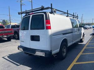 Chevrolet Express Cargo 3500 Extended RWD d'occasion blanche de 2021 avec jantes en acier, sièges en tissu, système de navigation, pack de commodité - Product Image 3