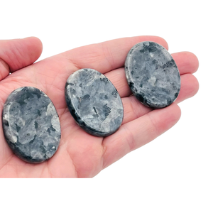 Pierres de méditation ovales en larvikite naturelle faites à la main pour la relaxation et la guérison énergétique (REIKI) - Vente en gros - Product Image 5