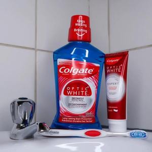 Venta al por mayor de enjuague bucal blanqueador Optic White a base de hierbas con flúor, enjuague bucal blanqueador Colgate Optic White premium a precio económico - Product Image 1