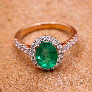 Piedra preciosa de corte ovalado Esmeralda natural con anillo hecho a mano de diamante 18K oro rosa joyería preciosa para venta al por mayor - Product Image 1