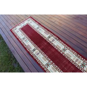 Alfombra Vintage de 2.4x7.2 pies, Alfombra Turca, Alfombra Marroquí de Lana Roja y Blanca - Product Image 3