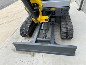 ENVÍO GRATUITO Miniexcavadora WACKER NEUSON EZ26 de 21 HP con cabina abierta, sistema hidráulico, cuchilla de rellenado, 2 velocidades, aprobación EPA y CE, asientos acolchados - Product Image 6
