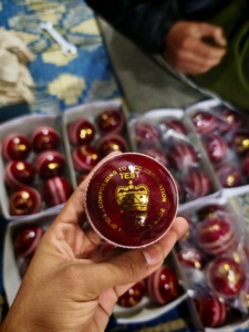 Balles de cricket en cuir véritable de haute qualité Conception personnalisée Meilleure vente - Product Image 4