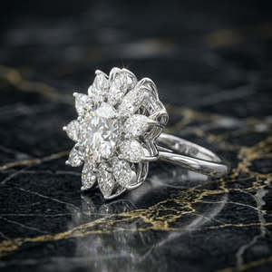 Elegante anillo floral con circonitas cúbicas (CZ) en forma de marquesa y halo de rayos de sol, con engaste de puntas y acabado en oro blanco, joyería llamativa para mujer. - Product Image 1