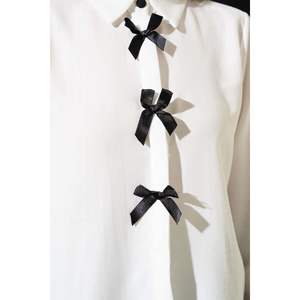 Camisa corta blanca con detalle de lazo delantero - Product Image 2