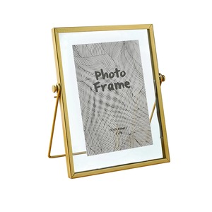 Cadre photo en métal et laiton à double finition avec détails de surface élégants conçu pour présenter des moments spéciaux avec style - Product Image 4