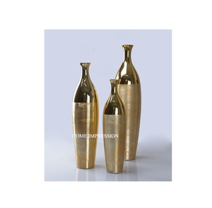 Juego de 3 Jarrones de Flores de Latón Pulido Dorado Hechos a Mano en Diferentes Tamaños, Decoración Moderna para Mesa, Bodas y Eventos - Product Image 1