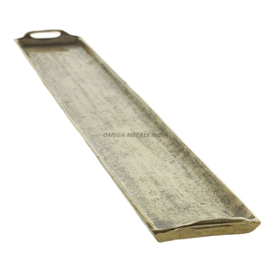 Elegante bandeja de servicio rectangular dorada con acabado liso, ideal para exhibir frutas y mejorar experiencias gastronómicas - Product Image 1