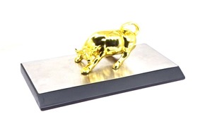 Sculpture décorative de taureau doré en métal la plus demandée pour le bureau ou les dirigeants d'entreprise disponibles à un prix abordable - Product Image 3