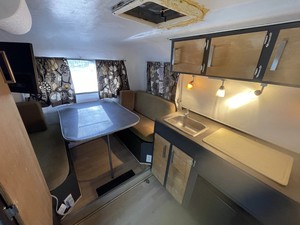 Remolque de Viaje Scamp de 13 pies de 1977 |   Completamente renovado |   Neumáticos y Eje Nuevos |   Capacidad para 4 personas - Product Image 1