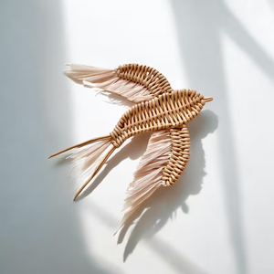 Ensemble de 4 décorations murales en fibres naturelles tissées à la main (3 hirondelles et 1 plaque à franges) pour l'art de la maison bohème et côtière - Product Image 2