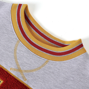 เสื้อคอกลมวาร์ซิตี้สีเทาเฮเธอร์ของรัฐเดลาแวร์สำหรับฤดูหนาว |   เสื้อพูลโอเวอร์ผ้าฟลีซพิมพ์ลายสีแดงและสีขาวแบบยูนิเซ็กซ์  ปักโลโก้ด้านหน้า - Product Image 3