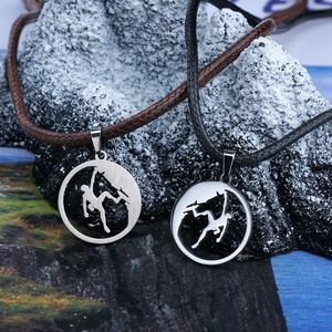 Collier pour homme en acier inoxydable avec pendentif rond creux en forme d'escalade, bijoux d'escalade, cordon en cuir épais - Product Image 2