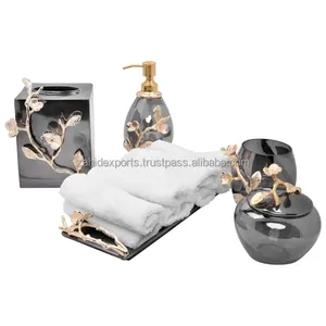 Plateau en métal plaqué or fait à la main, design rectangulaire moderne pour la décoration de Noël, plateau de présentation multifonctionnel par Zahid Exports India - Product Image 4